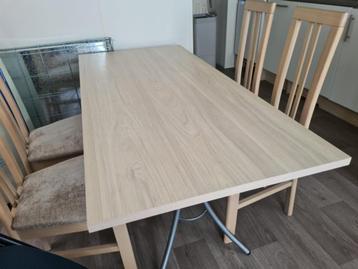 Tafel en stoelen beschikbaar voor biedingen