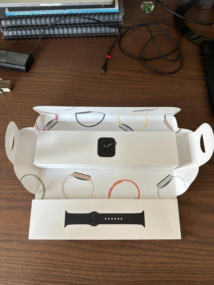 Apple Watch Serie 5 - Space Gray (met nieuwe band), Handtassen en Accessoires, Smartwatches, Gebruikt, iOS, Zwart, Conditie, Ophalen