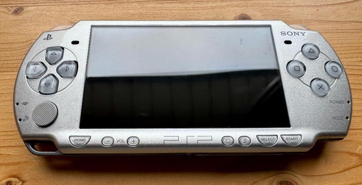 PSP-2000 met lader, memory sticks & 4 games, Games en Spelcomputers, Spelcomputers | Sony PSP, Gebruikt, PSP, Overige kleuren