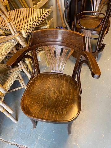 30 Houten café stoelen beschikbaar voor biedingen