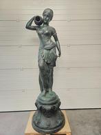 Bronzen zeer mooie dame op zeer mooie voet 1 geheel koopje!, Tuin en Terras, Tuinbeelden, Ophalen of Verzenden