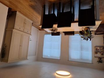 Vitrinekast en tafel  beschikbaar voor biedingen