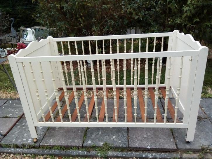 Wit geschilderd houten babybedje op wielen, Kinderen en Baby's, Babywiegjes en Ledikanten, Gebruikt, Ledikant, Ophalen