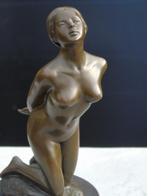 femme nue a genoux main dans le dos en bronze signé ., Antiquités & Art, Bronze, Enlèvement ou Envoi