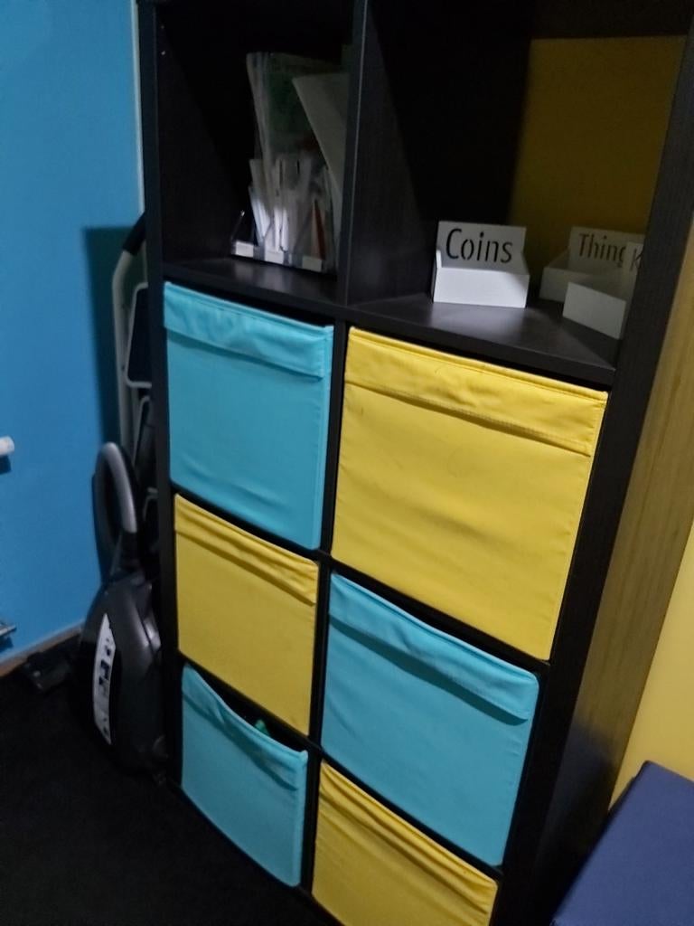 Kast met dozen, Ophalen