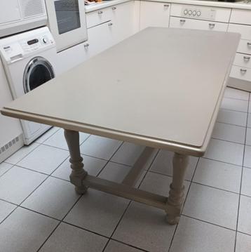 Lange massieve eiken tafel beschikbaar voor biedingen