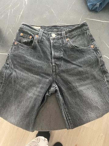 Grijze levi’s broek beschikbaar voor biedingen