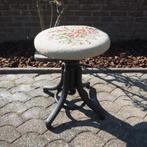 Ancien tabouret de piano, Enlèvement