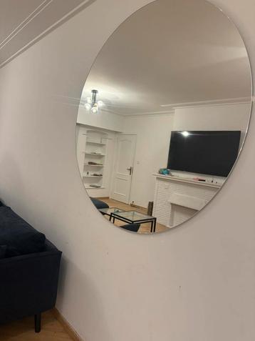 Grote ronde spiegel beschikbaar voor biedingen