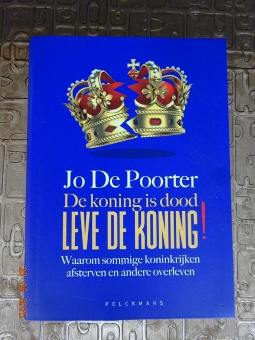 De koning is dood. Leve de koning! van Jo de Poorter*NIEUW*, Verzamelen, Koningshuis en Royalty, Nieuw, Tijdschrift of Boek, Ophalen of Verzenden
