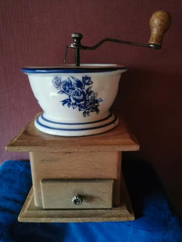 Antieke koffie molen  beschikbaar voor biedingen