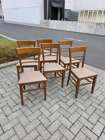 6 bistrohouten stoelen en geglazuurd bruin kunstleer beschikbaar voor biedingen