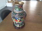 Cloisonné vaas op voetstukje in houtsnijwerk, Antiek en Kunst, Antiek | Vazen, Ophalen