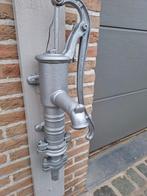 ancienne pompe à eau sur une poutre en bois, Enlèvement