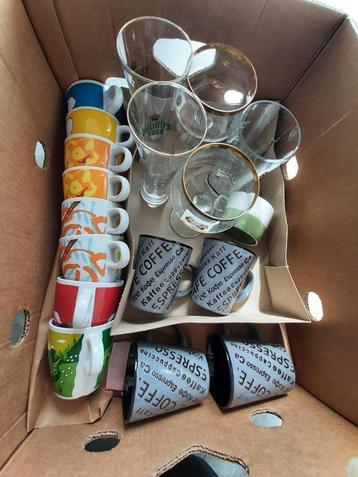 Doos vol met tassen, mokken, bier glazen, koffie   beschikbaar voor biedingen