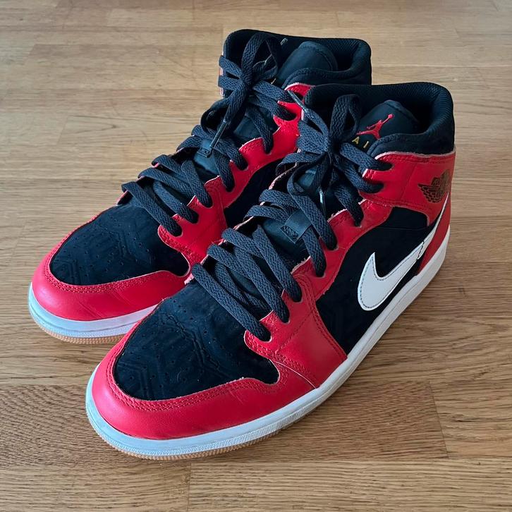Nike Air Jordan 1 Mid rood en zwart — Maat 44, Kleding | Heren, Schoenen, Gedragen, Sneakers, Zwart, Ophalen of Verzenden