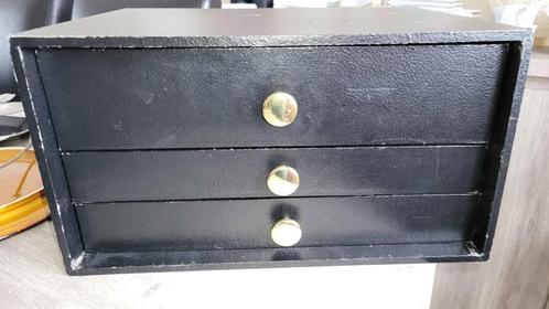 Ménagère 79 pièces Karamassif inox 18/10 – Fabriquée en Belg, Huis en Inrichting, Keuken | Bestek, Gebruikt, Bestekset, Inox of Chroom