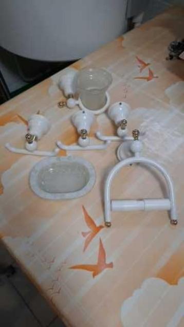 Garniture de salle de bain beschikbaar voor biedingen