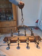 Antieke luchter op houten balk, Enlèvement