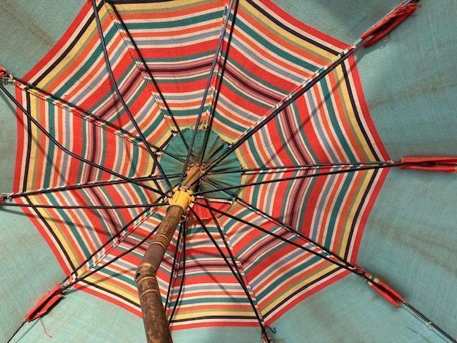 TRÈS ANCIEN PARASOL EN BÂCHE. ANNÉES 50., Jardin & Terrasse, Parasols, Utilisé, Parasol sur pied, 1 à 2 mètres, Enlèvement ou Envoi