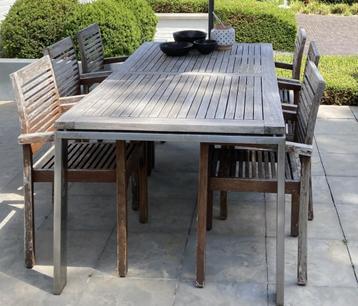 stevige houten tafel en zes stoelen met parasol beschikbaar voor biedingen