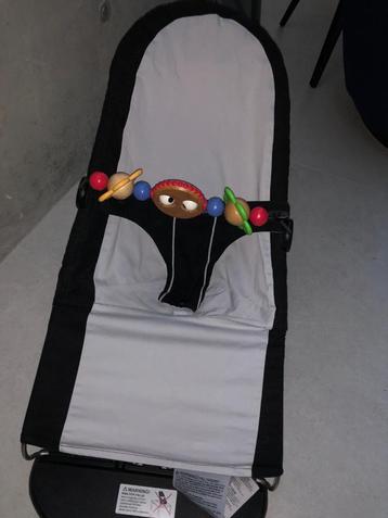 Wipstoeltje babybjorn met speelboog beschikbaar voor biedingen