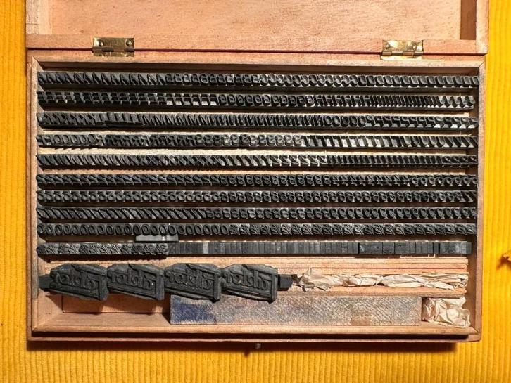 Vintage metalen letterpress zetletters – complete set, Hobby en Vrije tijd, Stempelen, Zo goed als nieuw, Overige typen, Verzenden