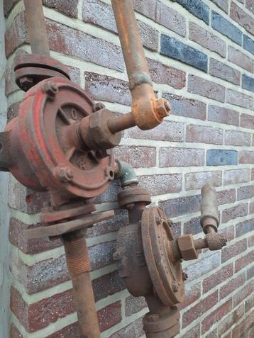 Benzine retro vintage hand pomp 2 stuks beschikbaar voor biedingen