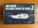 365 Dagen – De aarde vanuit de hemel 2 – boek fotografie, Boeken, Ophalen of Verzenden, Gelezen