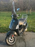 Vespa sprint 50cc B-klasse full option, Fietsen en Brommers, Ophalen, Zo goed als nieuw