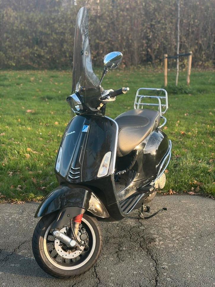 Vespa sprint 50cc B-klasse full option, Fietsen en Brommers, Scooters | Piaggio, Zo goed als nieuw, Ophalen