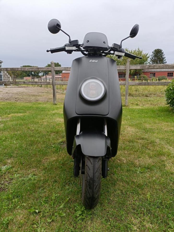 NIU N1S elektrische scooter (klasse B) + helm, Fietsen en Brommers, Scooters | Overige merken, Gebruikt, Klasse B (45 km/u), Elektrisch