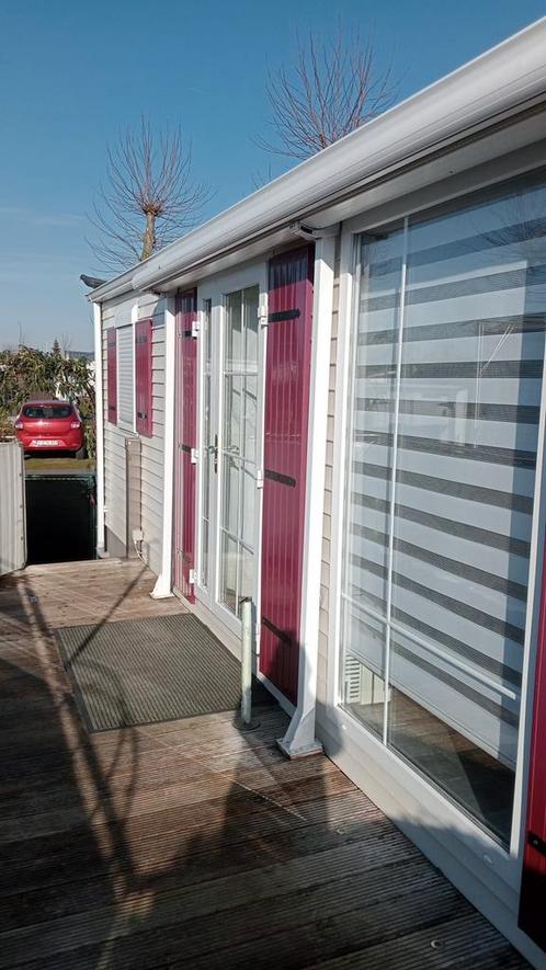 Te koop 4 seizoenen chalet op klein strand te Jabbeke.., Caravans en Kamperen, Caravans, Particulier, Airco, Douche, Kachel, Microgolfoven