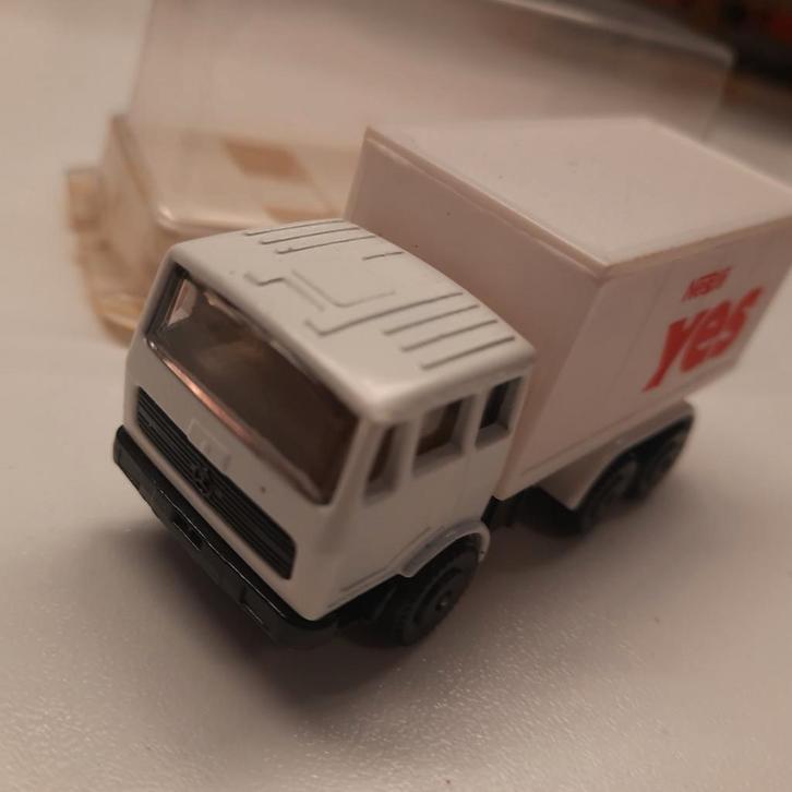 EFSI 1/87 MERCEDES TRUCK NESTLE/YES*VINTAGE*NEW*, Hobby en Vrije tijd, Modelauto's | 1:87, Nieuw, Bus of Vrachtwagen, Efsi, Ophalen