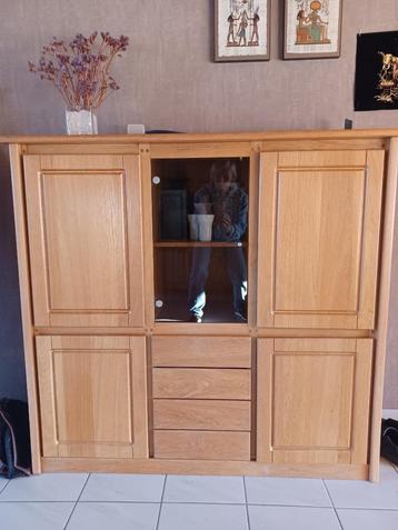 Houten kast met vitrine en schuiven in perfecte staat beschikbaar voor biedingen