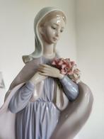 Lladro beeld Maria met bloemen, Antiek en Kunst, Antiek | Porselein, Ophalen of Verzenden