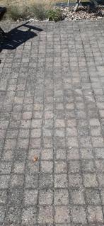 Gratis op te halen 16m2 rood/grijs betonklinkers 10x10cm., Tuin en Terras, Ophalen, Zo goed als nieuw