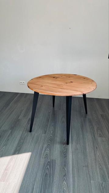 Grenen tafel met zwarte poten