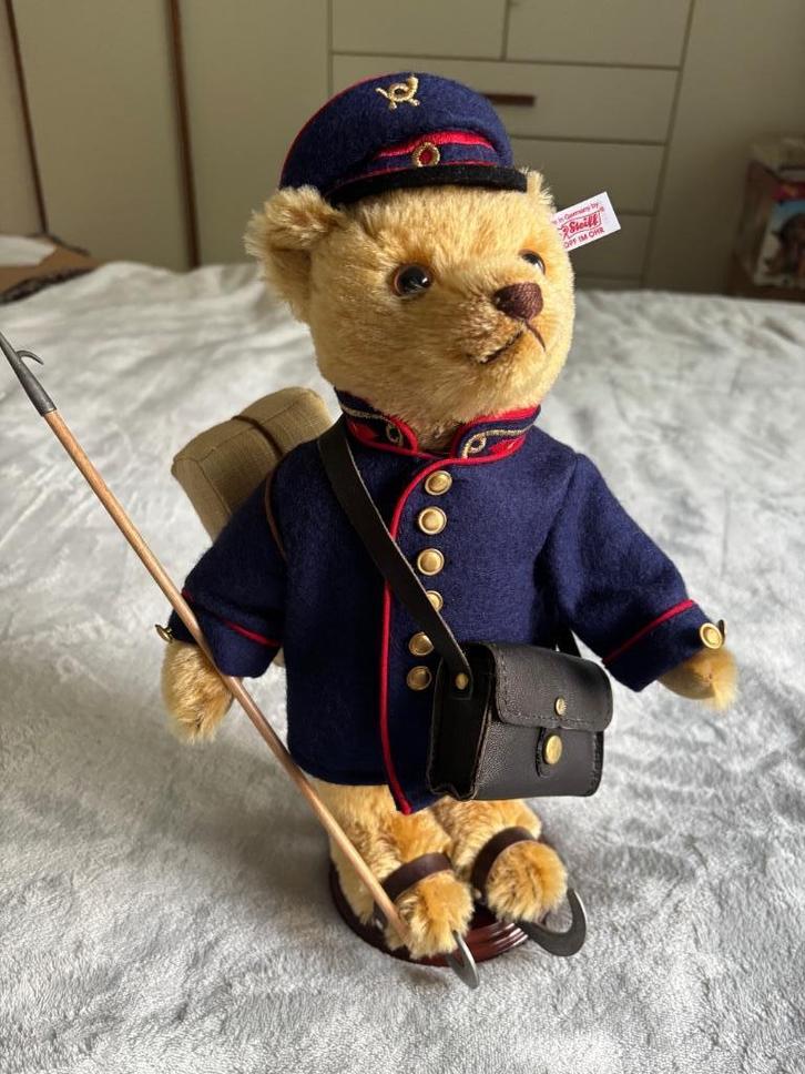 Steiff Friedrich de postbode, Verzamelen, Beren en Cherished Teddies, Zo goed als nieuw, Stoffen beer, Steiff, Ophalen of Verzenden