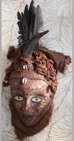 Nkisi masker met kauri-schelpen,veren en hoorn 54cm, Enlèvement ou Envoi