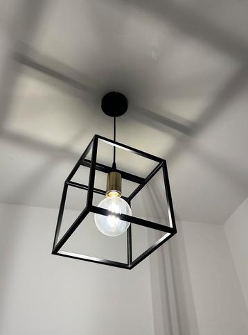 Trendy kubieke lampen. beschikbaar voor biedingen