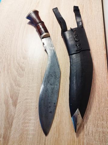 Nepalese kukri met schede en schedehouder 90€. beschikbaar voor biedingen