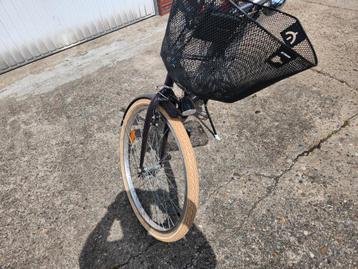 Een mooie meisje fiets  beschikbaar voor biedingen