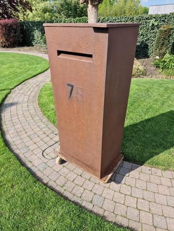 Design pakketbrievenbus van Cortenstaal. beschikbaar voor biedingen