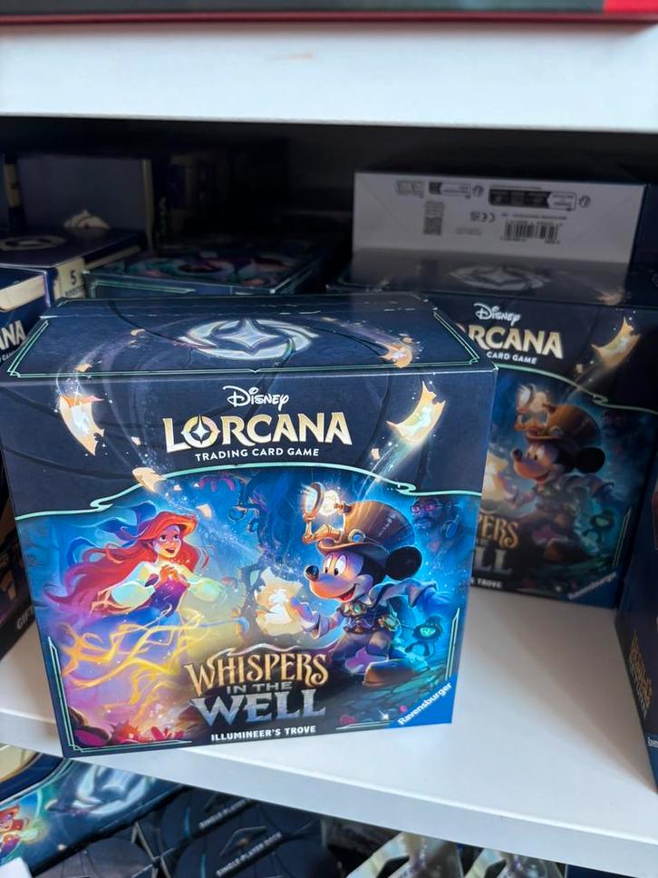Disney Lorcana - Whispers in the Well Illumineer's Trove, Hobby en Vrije tijd, Verzamelkaartspellen | Overige, Ophalen of Verzenden