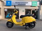 Vespa Primavera S 125cc GIALLO CURIOSO BLACKPACK EDITION (nr, Fietsen en Brommers, Benzine, 125 cc, Vespa S