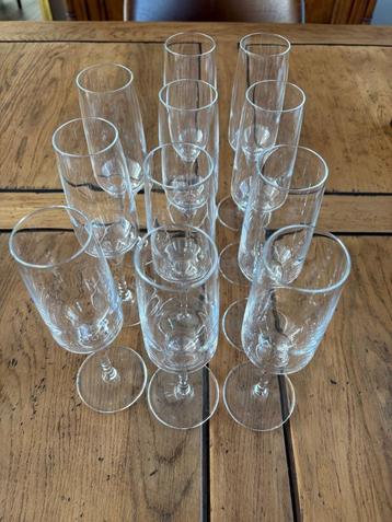 Champagne glazen. beschikbaar voor biedingen