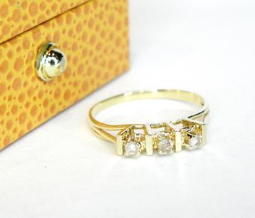 Bague en or jaune 14KT avec 3 diamants disponible aux enchères