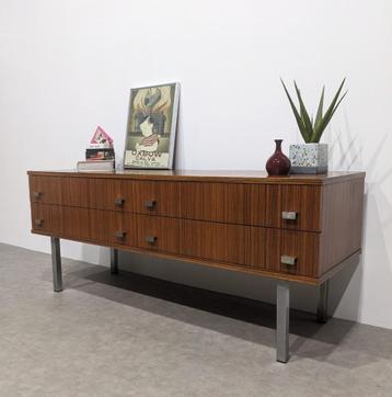 Dressoir uit het midden van de eeuw beschikbaar voor biedingen