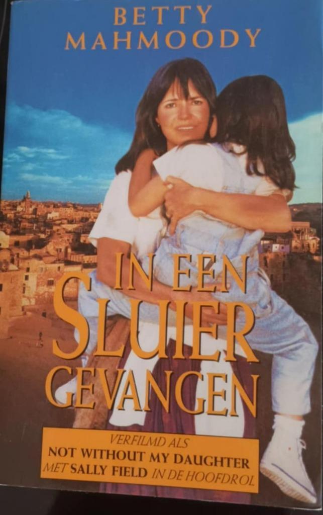 IN EEN SLUIER GEVANGEN - BETTY MAHMOODY, Boeken, Overige Boeken, Gelezen, Ophalen